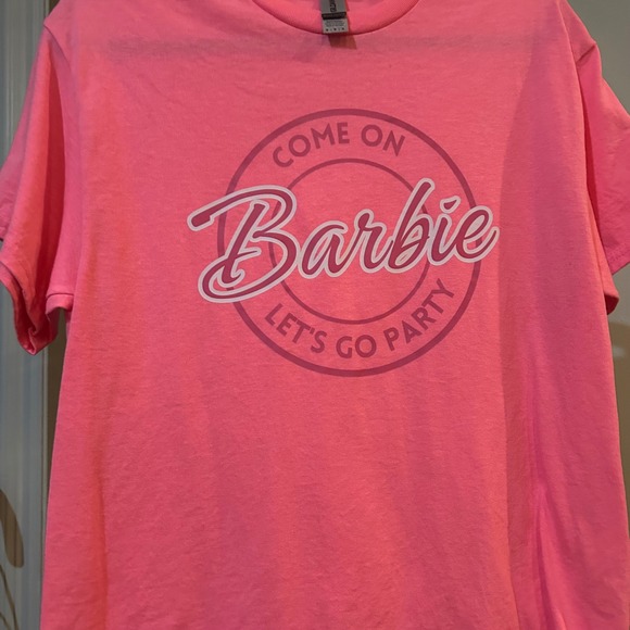 Gildan Barbie T-Shirt‎ Come On Barbie Let's Go Party Graphic Tee Medium - Picture 1 of 4